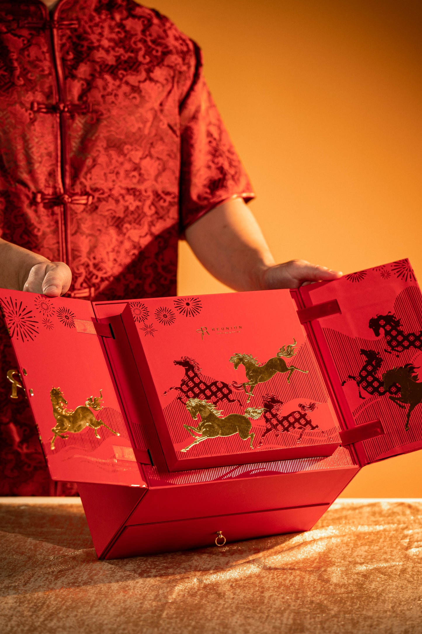 THE EQUENCE COLLECTION - PREMIUM《八骏迎福·暖心禮盒》